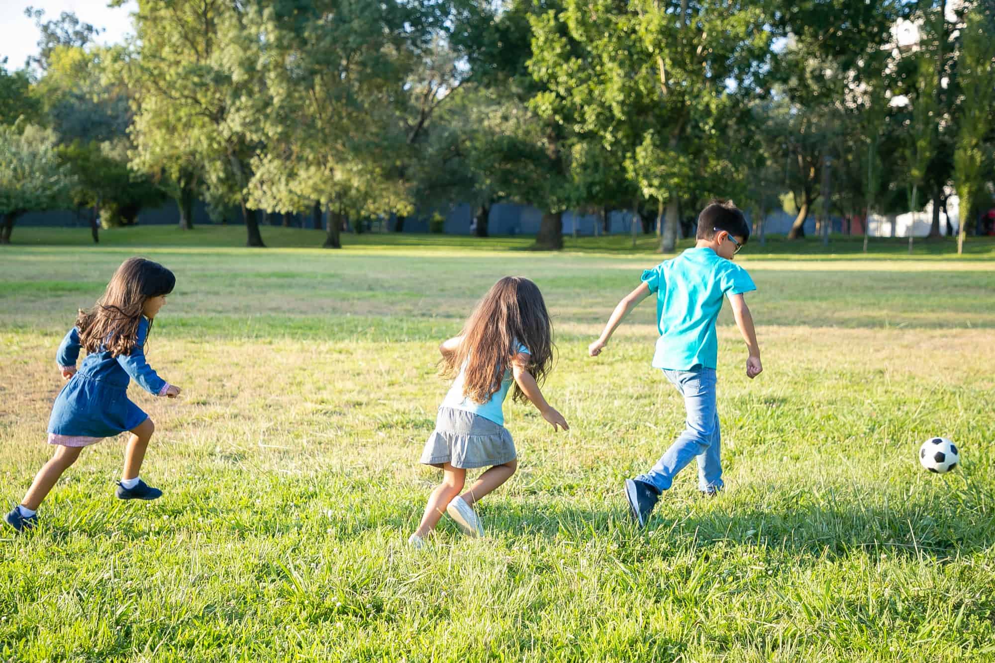 enfants qui jouent au ballon dehors