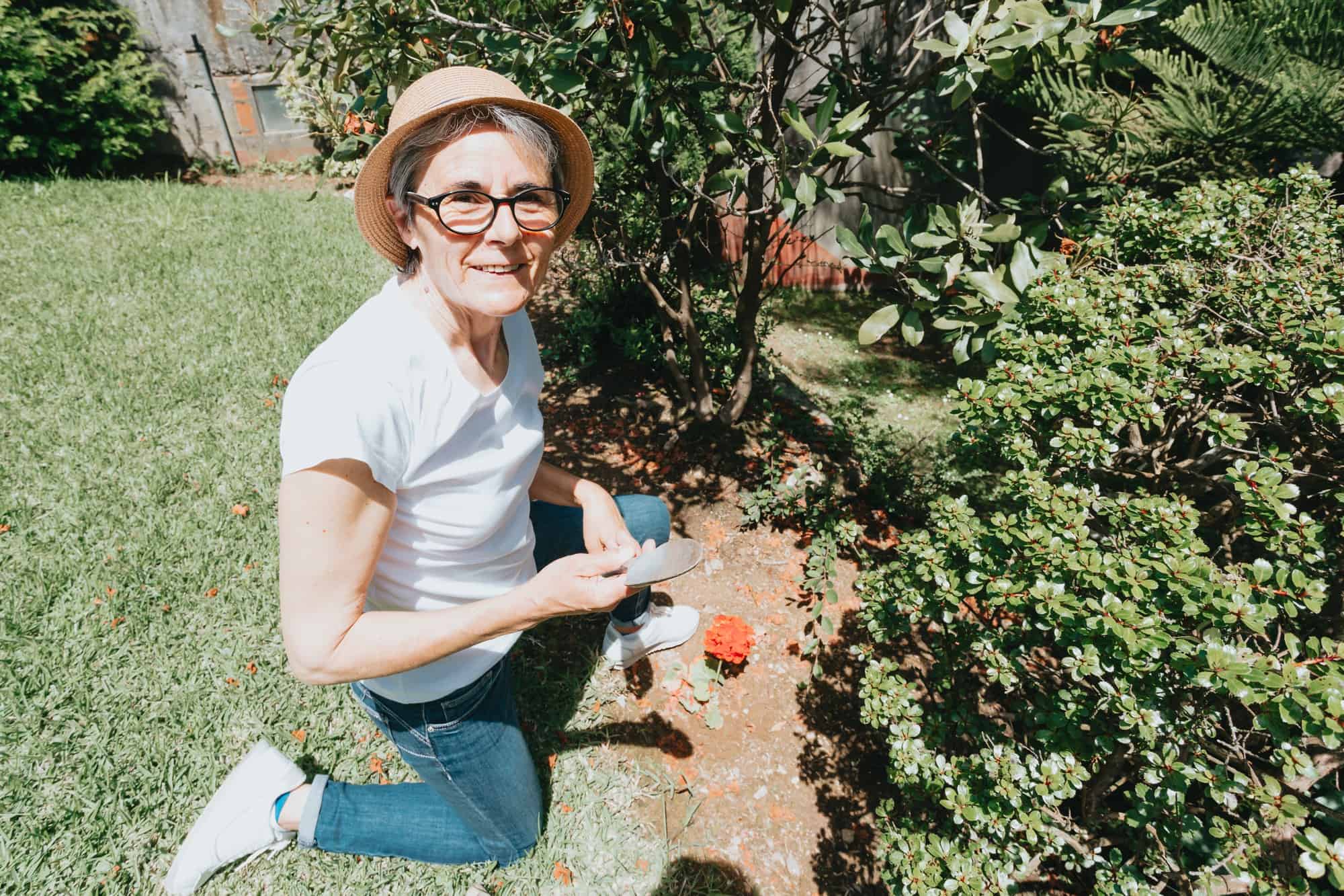 dame travaillant dans le jardin